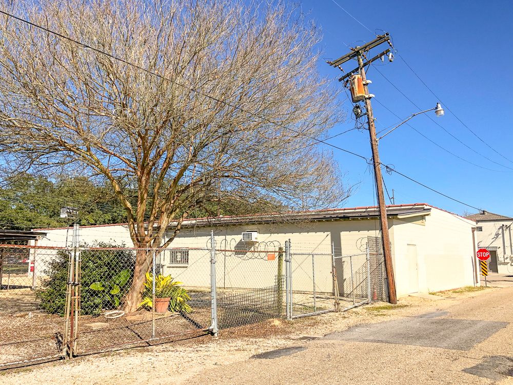 Unique Corner Building on Government Street in Mid City: 2882 Government St, Baton Rouge, LA 70806